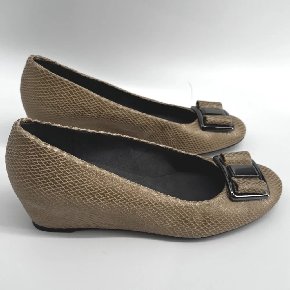 Stuart Weitzman Tan Snakeskin Embossed Buckle Wedge‎ Pumps TW39859 8.5M Leather - Picture 3 of 6